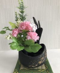 ピンクのカーネーションと四つ葉クローバーの造花付き