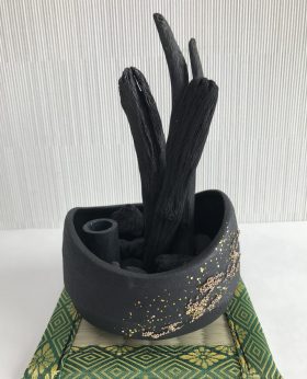 真っ黒の器は備長炭をコートした陶器です