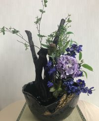 花器は黒に近いこげ茶で艶のある風合いです