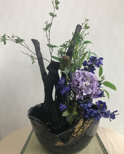 花器は黒に近いこげ茶で艶のある風合いです